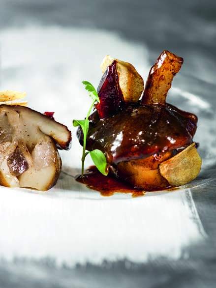 Cèpes de Bordeaux piqués de lard de Colonnata et jambon bellota, rôtis entiers au jus gras de volaille