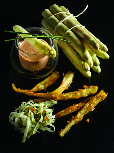 Duo d’asperges crues et en tempura, yaourt au tandoori