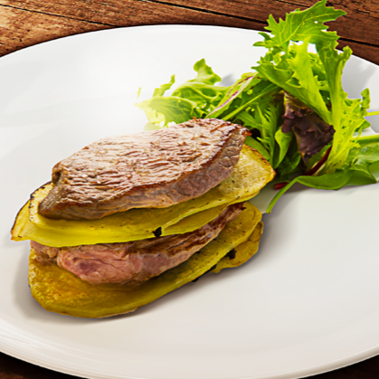 Mille feuilles de gigot d’agneau du Limousin et chips maison à la tapenade