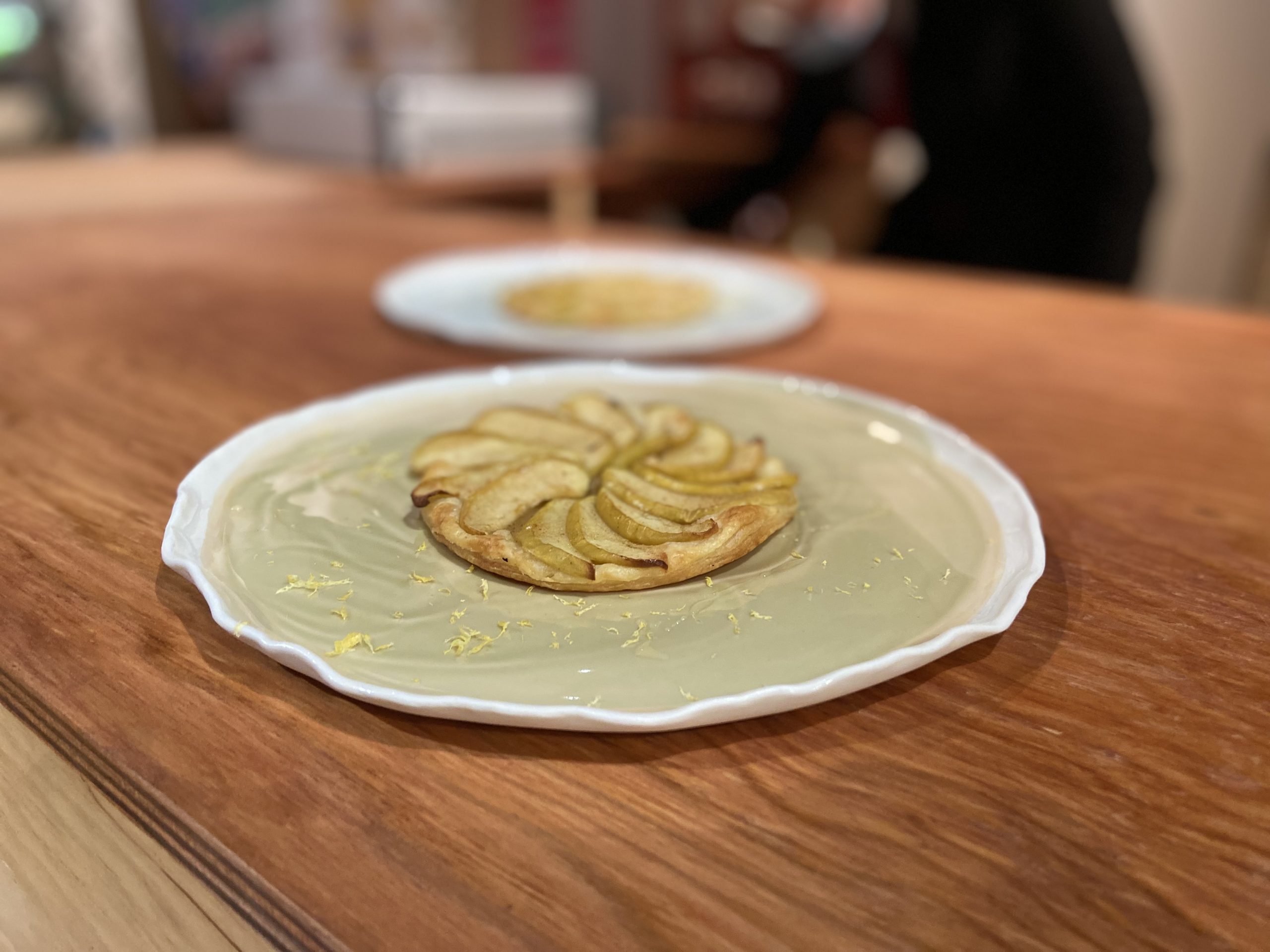 Tarte fine aux pommes du Limousin AOP, miel et beurre safrané